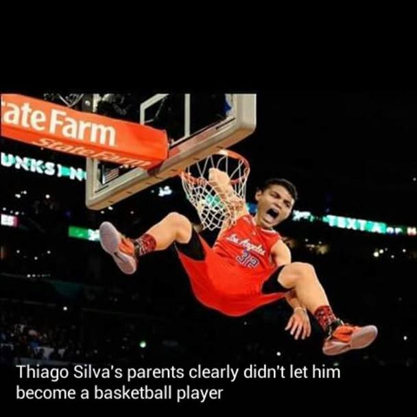 C’ chi su Twitter si scatena: ‘’I genitori di Thiago Silva chiaramente gli hanno impedito di diventare un giocatore di basket’’